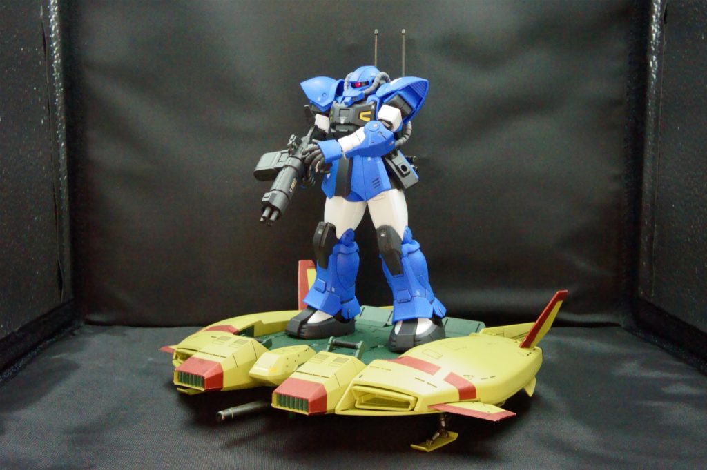 アクトザクを乗せてみました。可動範囲の問題で膝立ちは無理だったので立ち乗りです。