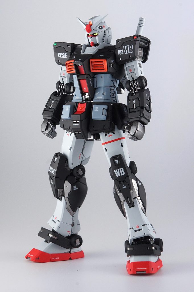 素立ちです。白と黒のコントラストが、気持ちいいカラーリング。実は黒を2色で塗り分けているのですが、写真だとわかりづらい…。こういう、同系色の塗り分けって、バランスが難しいですね。