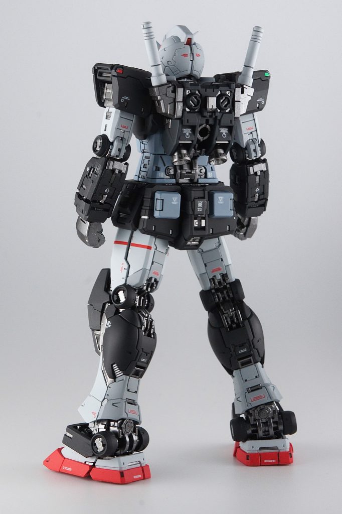 バックショットはメカの露出が多いので、情報量がすごいことに。脚部、ふくらはぎとその周辺のデザインが大好きです。