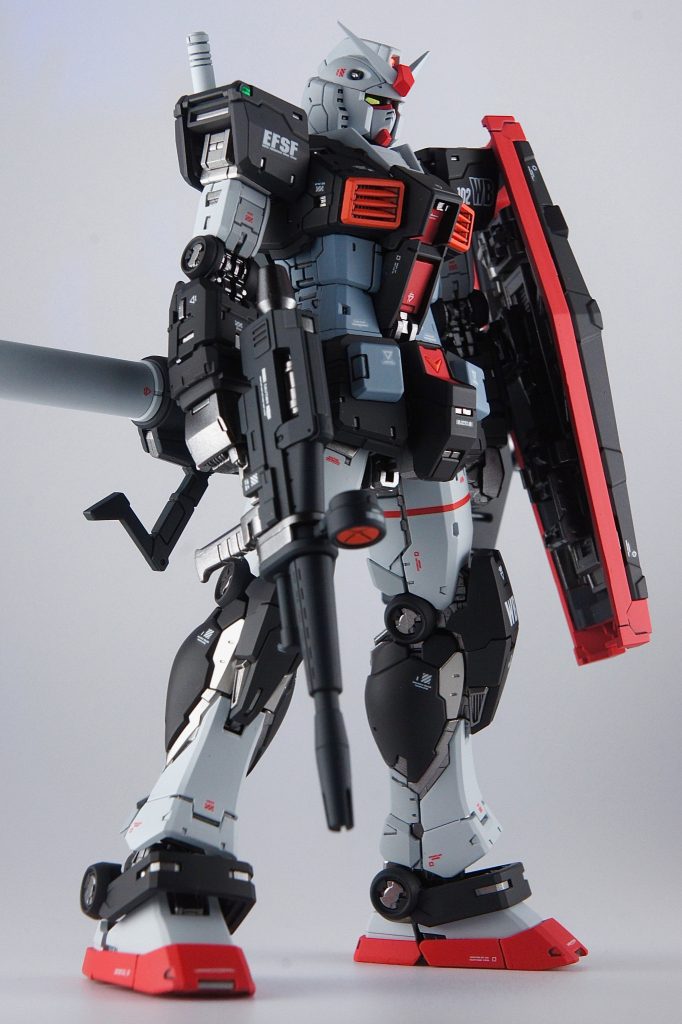 一番お気に入りのショットです。ディテールや造形が、1/144の域を完全に超えていますね! 素晴らしいキットです…。工作は、モールドの彫り直しと頭部のクリアランス対策のみです。フレームがあちこち露出するデザインになっているので、メタリック塗装することで、装甲のツヤ消しとのコントラストを堪能できるようにしました。大好物なんです…「ツヤ消し&メタリック」…。