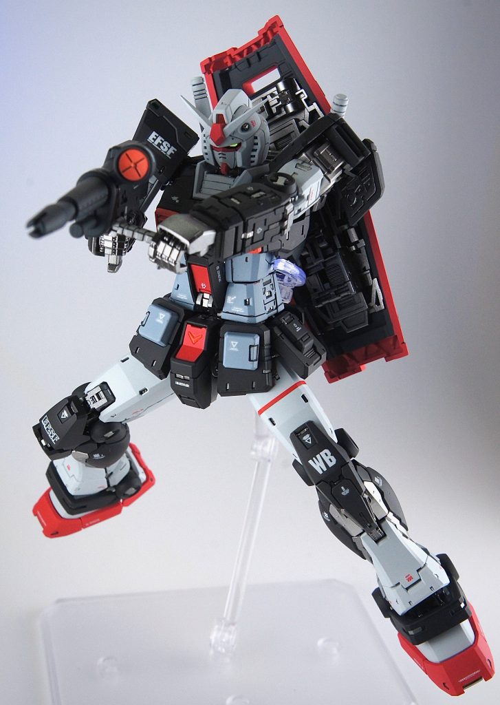 ビームライフルを構える。シールドを背中にマウントするのも定番のカッコよさ😄左手でグリップをしっかり握れていないのはご愛嬌…。