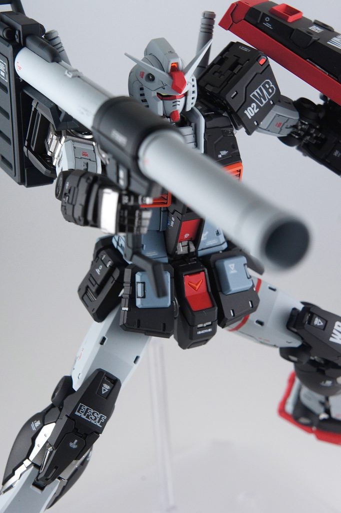 バズーカが付属するのは嬉しいですね! しかもデカくて太め。腰に取り付けるのもカッコイイ。RX-78といえば、バズーカ二丁も印象強いので、欲しくなりますね〜。