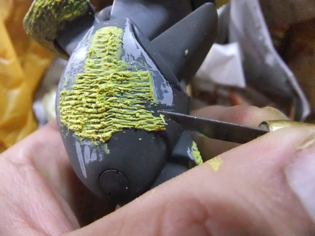 ツインメリットコーティングの剥離をデザインナイフで削ぎ落として再現デス😁