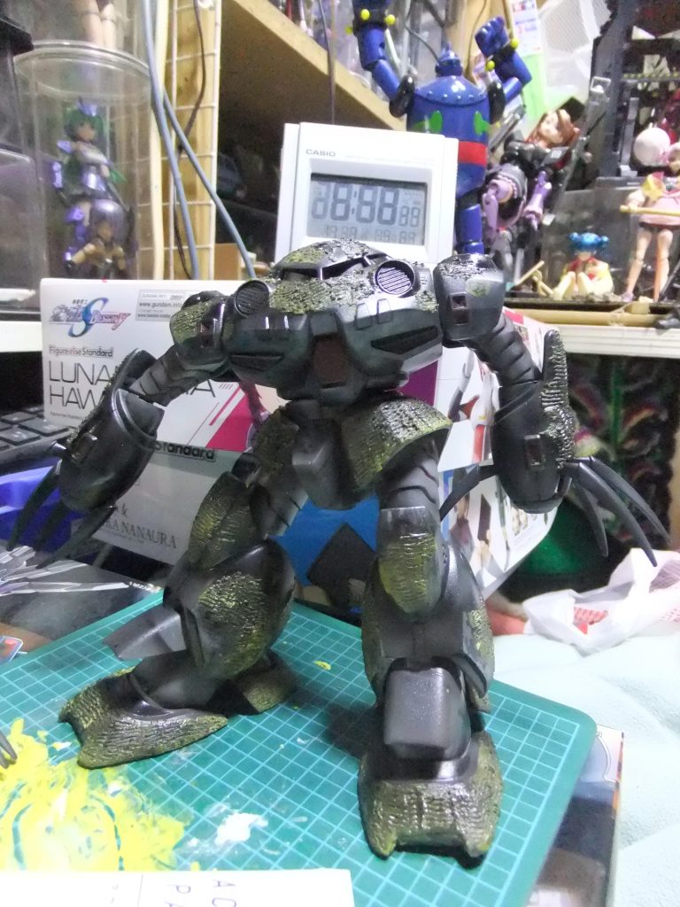 こちらはガンメタルを薄くしたモノをオーバースプレーで馴染ませます。