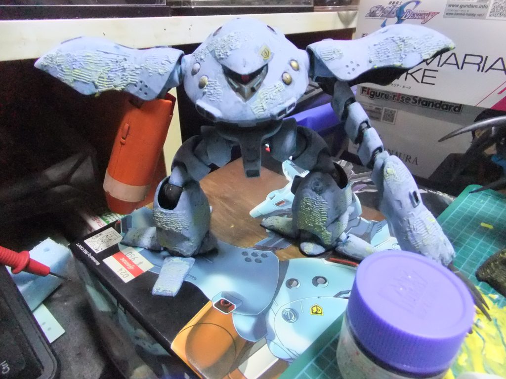 水性カラー　ガンダムエアリアルブルーに百均アクリル絵の具ホワイトを混ぜて筆塗りでタッチアップ💦