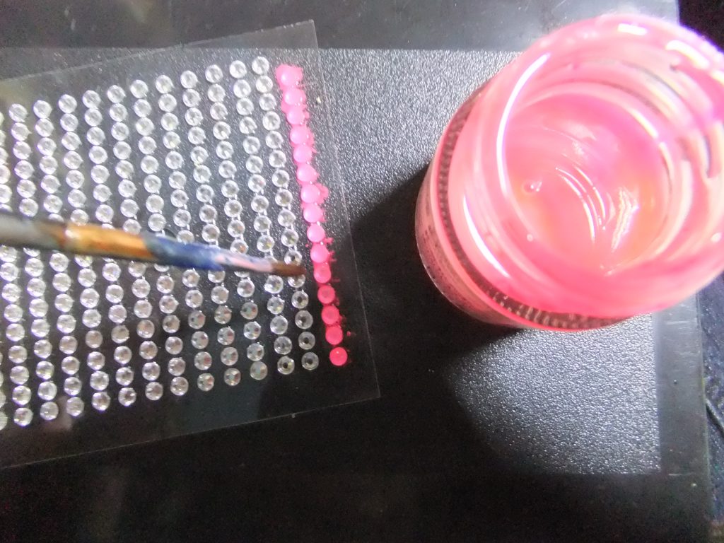 オ・マ・ケの追加工百均スパンコールに蛍光ピンクを塗布