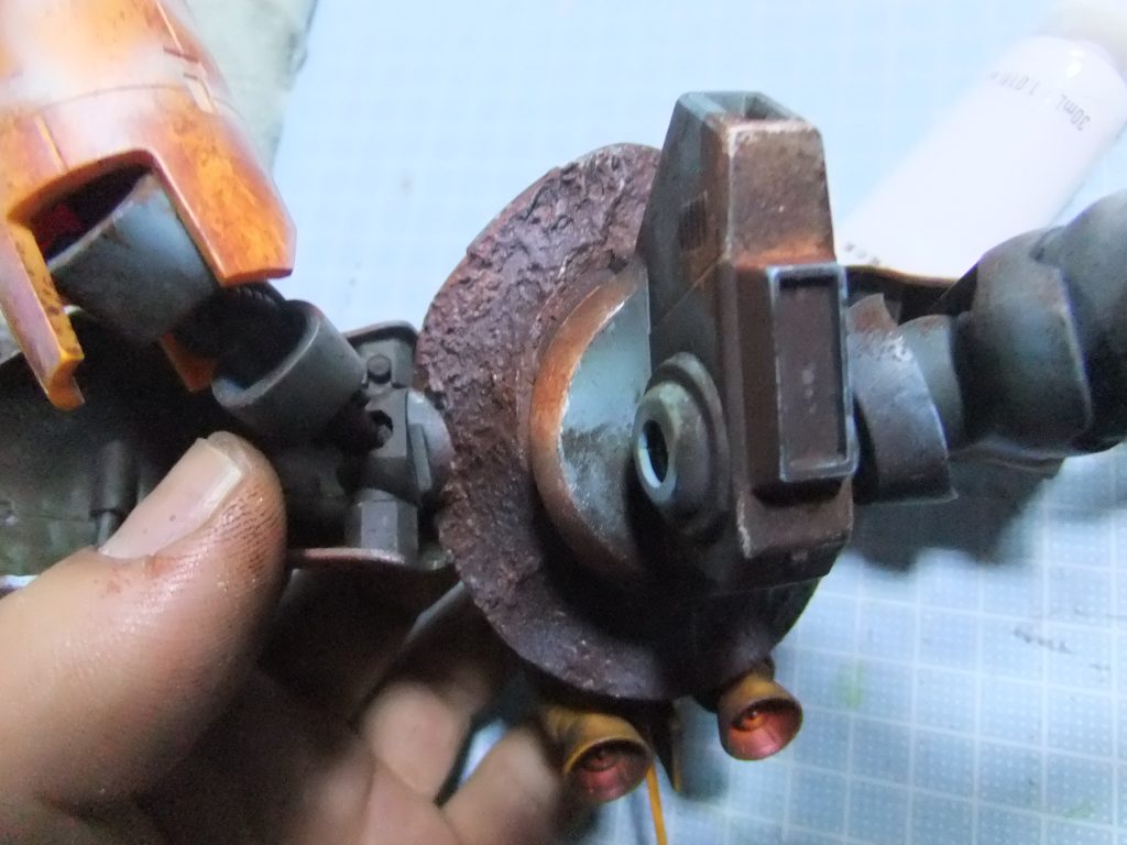 別部位のホワイトでのドライブラシ施工後。