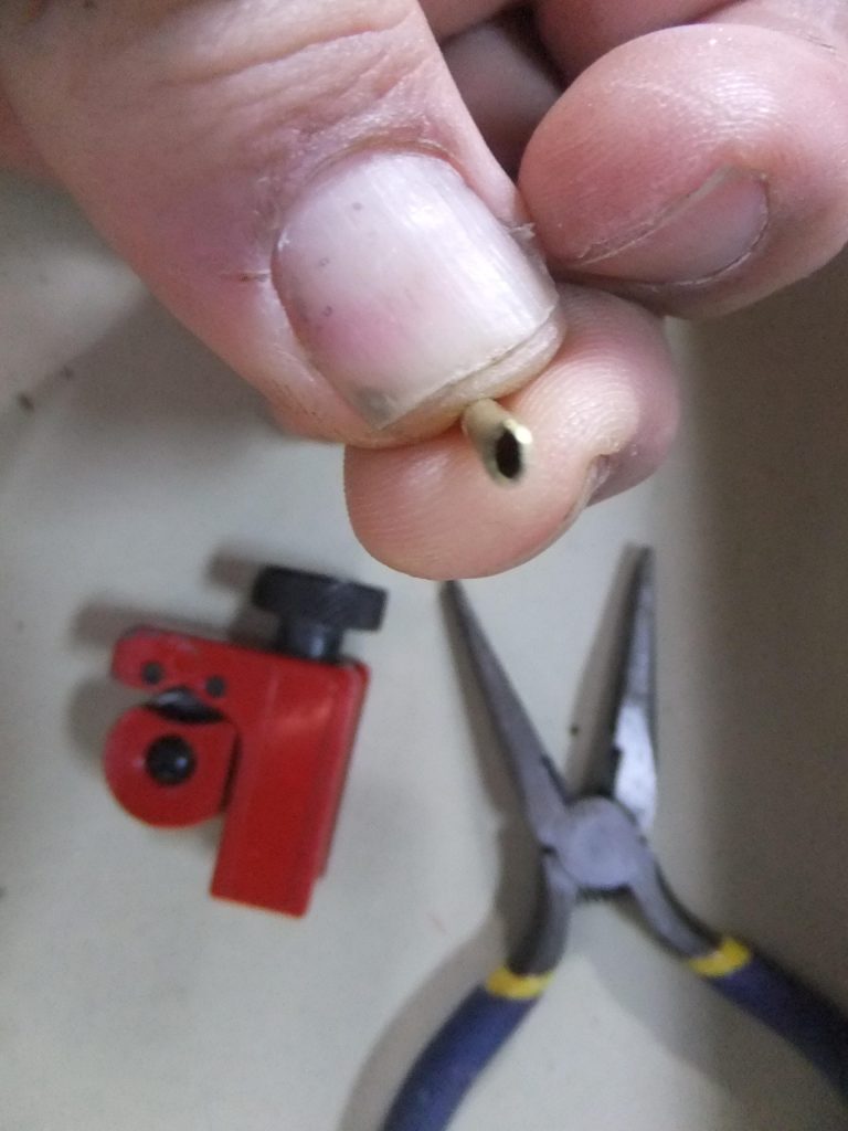 パイプカッターでカットしてラジオペンチで⬭楕円形に潰しマス。
