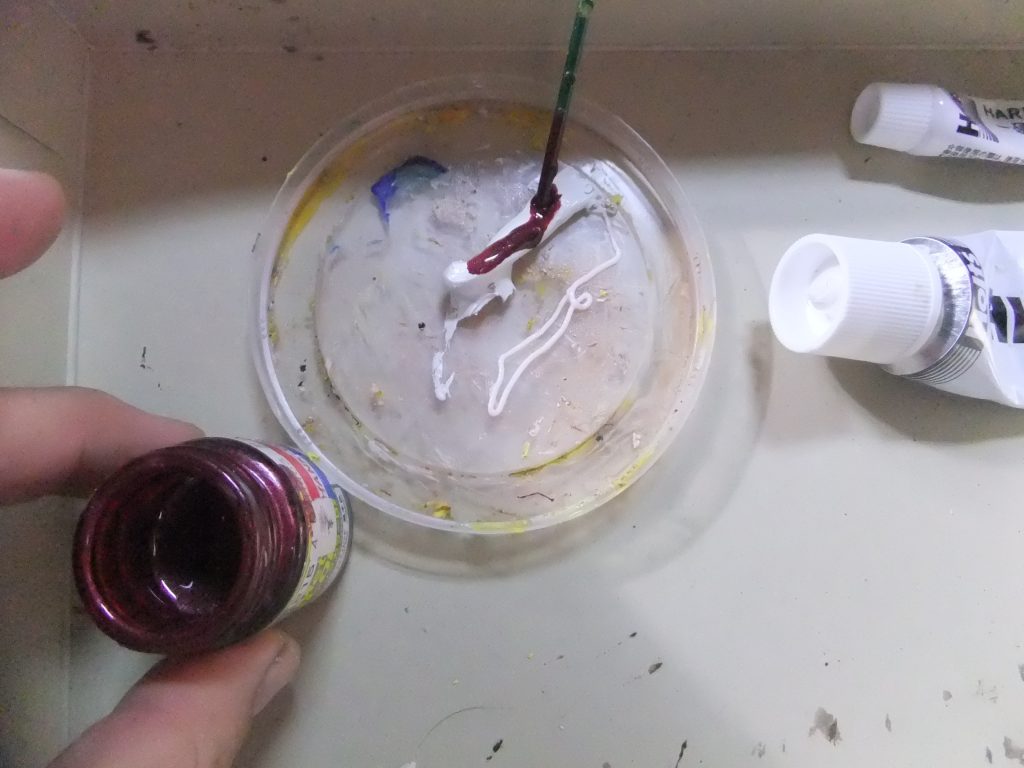 クレオス ディープレッドをパテに混入してポリパテを混ぜマス💦