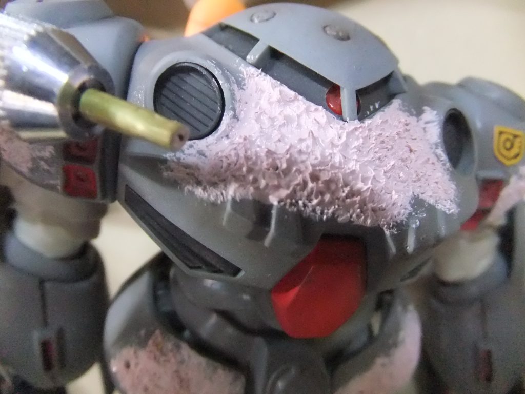 ピンバイスに加工した真鍮パイプを挟んで溶きパテをスタンピング💦