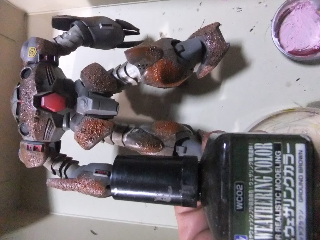 クレオスのウェザリングカラー グラウンドブラウンで 追いウォッシングで明度落としマス。自分は筆塗りではなくエアブラシで吹いています😁