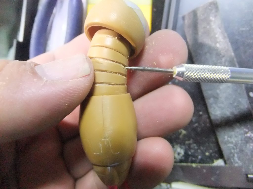 ウェーブのカービングニードルで足付けを行いマス😁