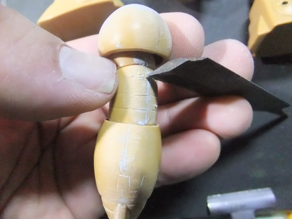 鋸の刃研ぎ用の「 目立てやすり」でパーティングライン処理で消えたモールドの彫り直し。