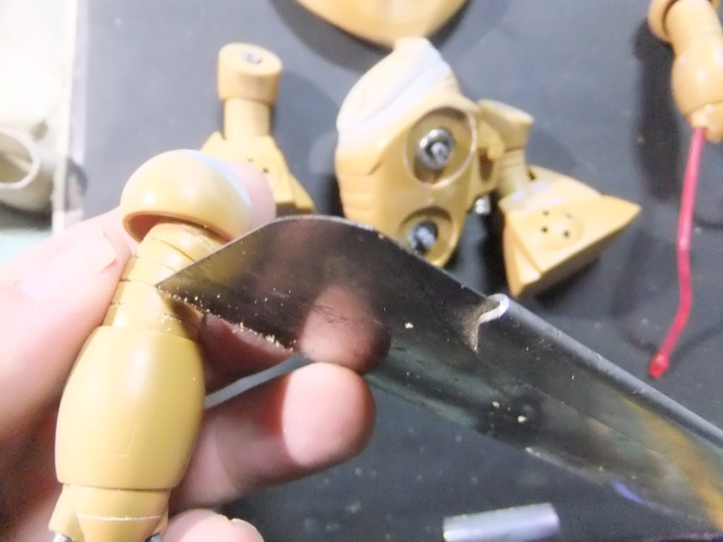 チマチマやっていたら?飽和点に達してタミヤのクラフト鋸でガリガリとっ💦 手っ取り早くてこちらが早かった😁