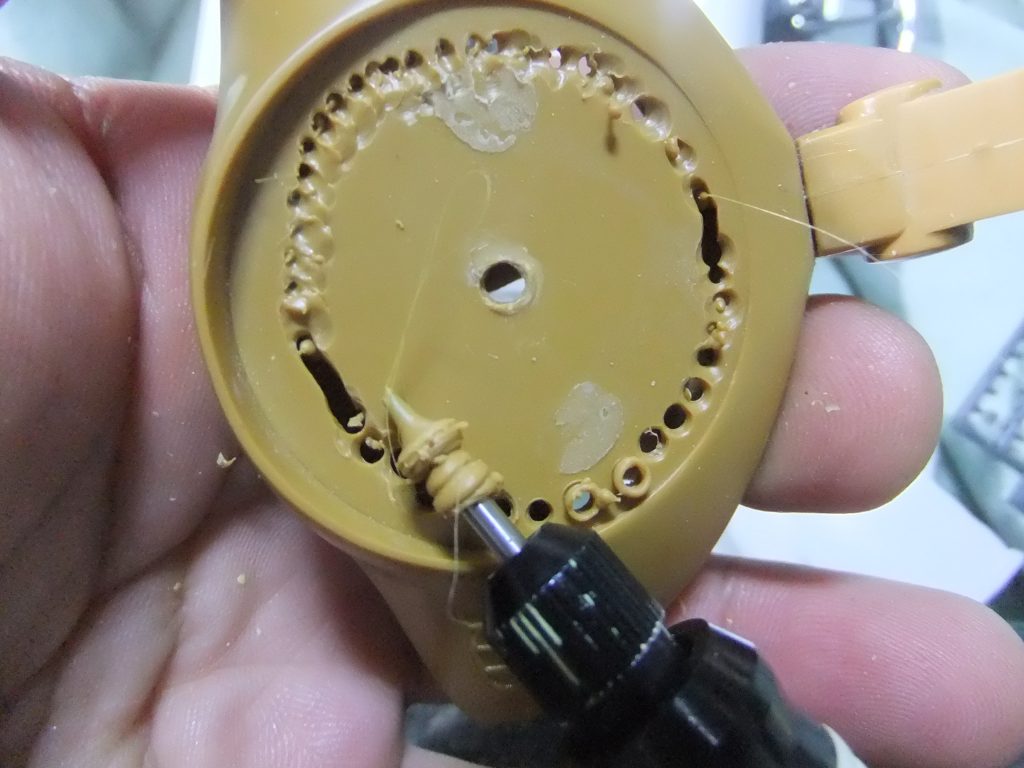 首のジョイント部分も肉抜き💦