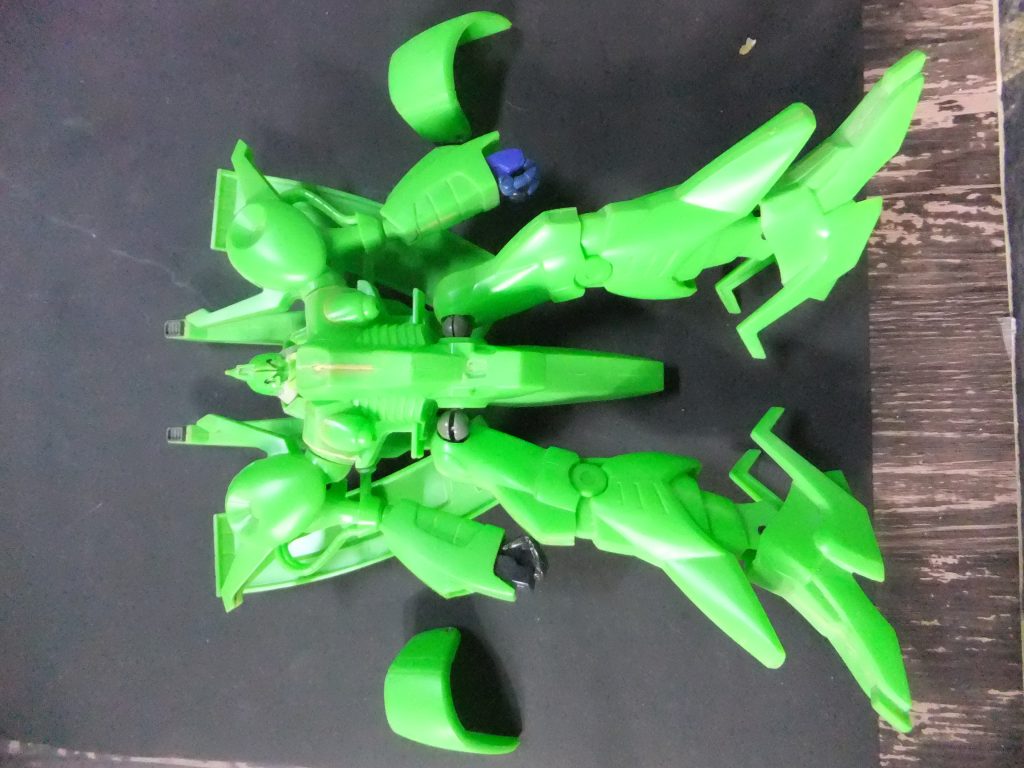 股関節はウェーブのボールジョイントに変更。拳はＭＧ等の余剰部品に変更。