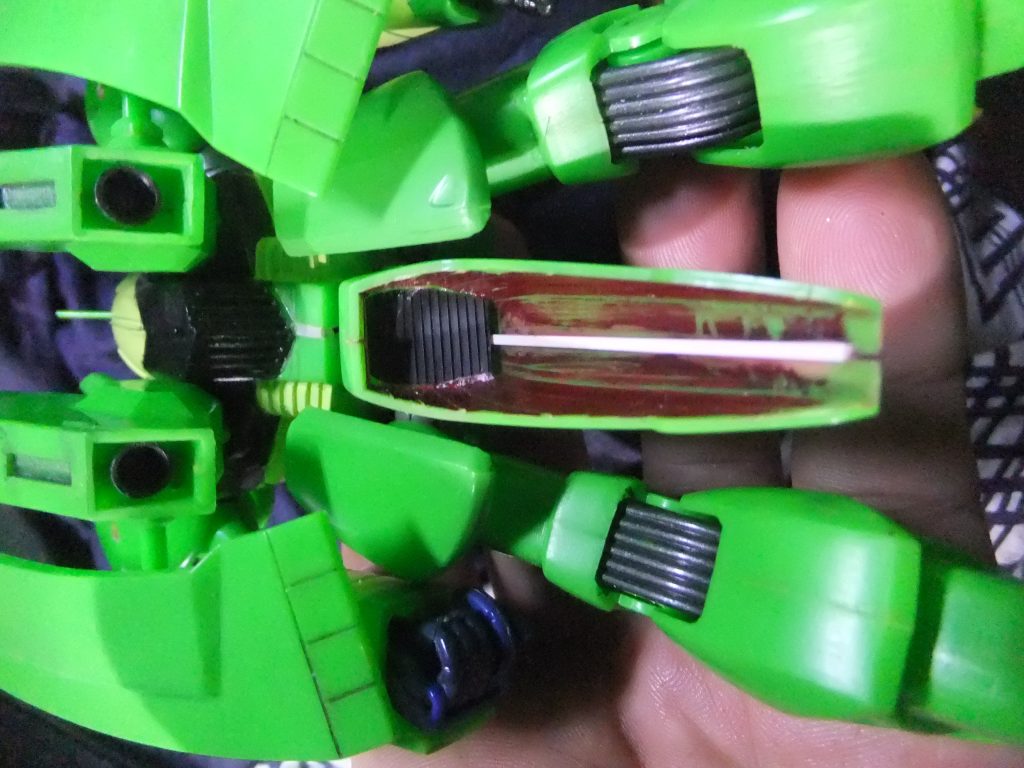 開口部にエバーグリーンのスリット入りプラ板を裏打ち、モールドは同じくエバーグリーンの細きりプラ板で再現デス😁