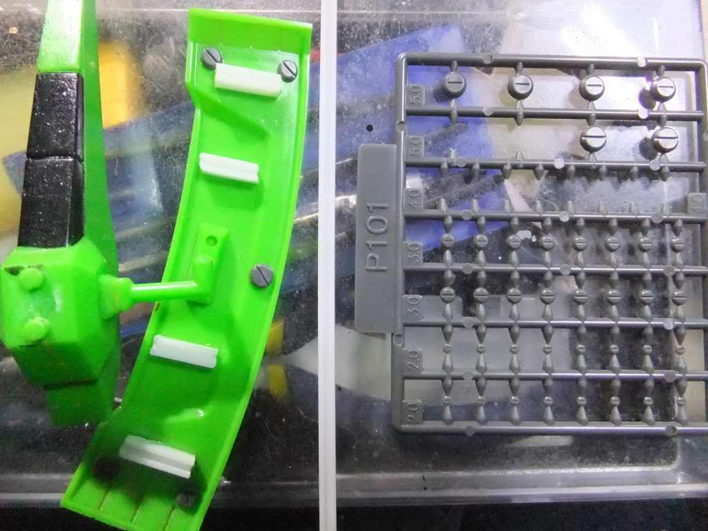 背部のウェポンプラットフォームはタミヤの「 H型プラ棒」でデティールアップ、押し出しビンあとはコトブキヤの丸モールドで隠しています😁