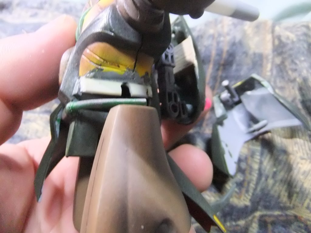 サイドアーマーがちょっと気になったので分断して可動軸を増設&取り付け位置変更。チラッと見える背中のアーマー部分がバルサ材なのが涙を誘います😁