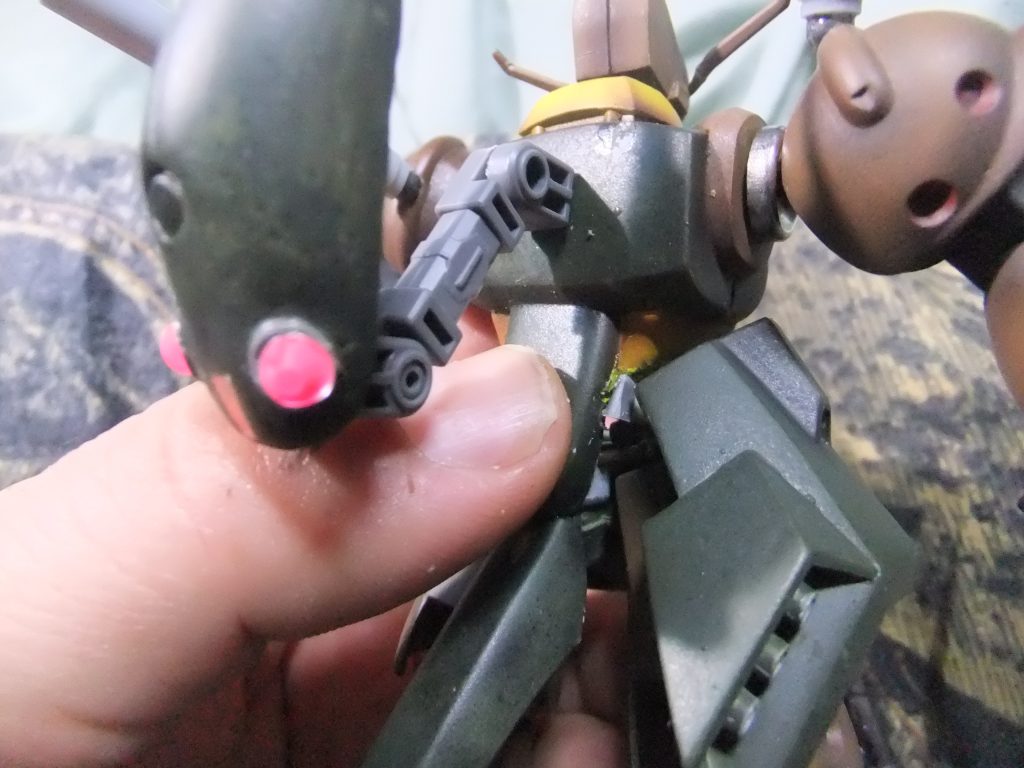 背中のアーマーは取り付け方法を変更デス