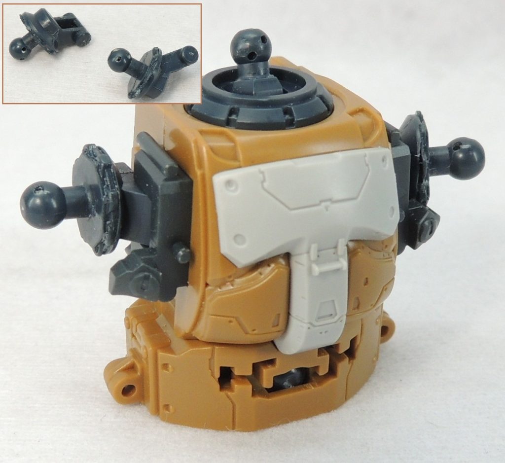 好みで、スパイク・アーマーが肩に少し被さるようにしたいと考え、接続部品を1.5㎜切り詰めました。