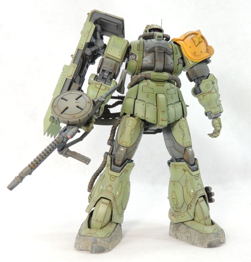 全身にくまなくモールドが入り、他作品のザクとは一線を画すハイディティールなキットのため、マーキングは最小限にしました。