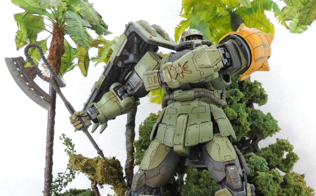 ジャブローに見立てたディスプレイベースに配置。