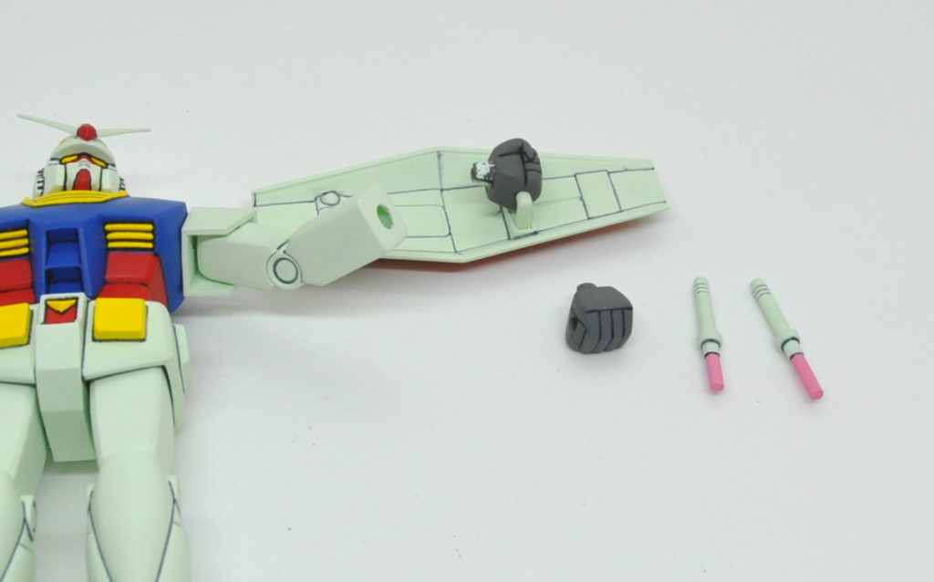 説明書ではハメ殺しのように描かれていますが、実際には後のガンキャノンの右手と同様、手首パーツはプラの弾力を生かして抜き差しできる構造になっており、実際武器セットの説明書でも、バズーカなどを持たせた手首を後からはめ込ませるように書かれています。しかし柔らかプラなどではなく、サイズもギチギチであるため、手首側の差し込み部分を削ってやらないと、抜き差しのたびに毎回パーツが割れそうになります。しかし逆に言えば、そこを削りこんでやれば着脱が自由にできるということ。REVIVAL版と違い、シールドの持ち手は手首を左右から挟み込み、ダボピンを手首側の穴にはめ込むという、着脱してると塗装剥げが必須という構造。しかし上のファイティングポーズのようにシールドを持たないポーズも取らせたい…ということで、今回はもう1セット左手を作って、シールドごと手首を取り換える方式にしました。・・・なぜもう1セット手首があるかというと、前々回の再販時に作ろうとして失敗し、放置してたキットの残骸があったからですね。安いから気軽に手を出して失敗しほうだいなのも、旧キットの魅力だから・・・