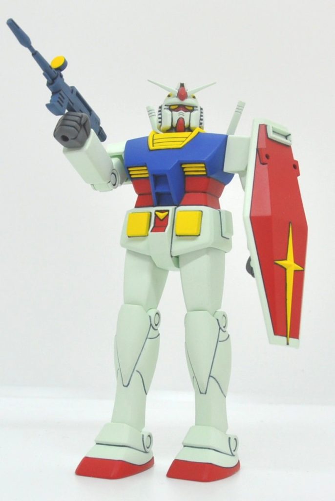 できるだけ説明書の塗装指示通りに塗装していますが、当時の水性ホビーカラーではなく、現在のミスターカラーを使ってるので多少誤差が。また水性ホビーカラーにしかないホワイトグリーンは、ビルダーズカラーRXー78ホワイトがほぼ近似色なので、そちらで代用しています。白:RXー78ホワイト赤:レッド黄:イエロー(部分的に水性ホビーカラーのイエローを筆塗り)青:インディブルー手首・首のグレー:ニュートラルグレーライフル・バックパックのグレー:ミディアムブルーライフルのセンサー、頭部カメラアイ、バルカン砲周辺のイエローは。水性ホビーカラーのイエローの筆塗りで塗り分けています。ライフルのセンサーは、ミディアムブルーで全体を塗装した後に、タミヤエナメルのホワイトでセンサー部を塗って下地を作り、さらにその上から水性ホビーカラーのイエローで塗装。はみ出しはそれぞれふき取って対応しました。