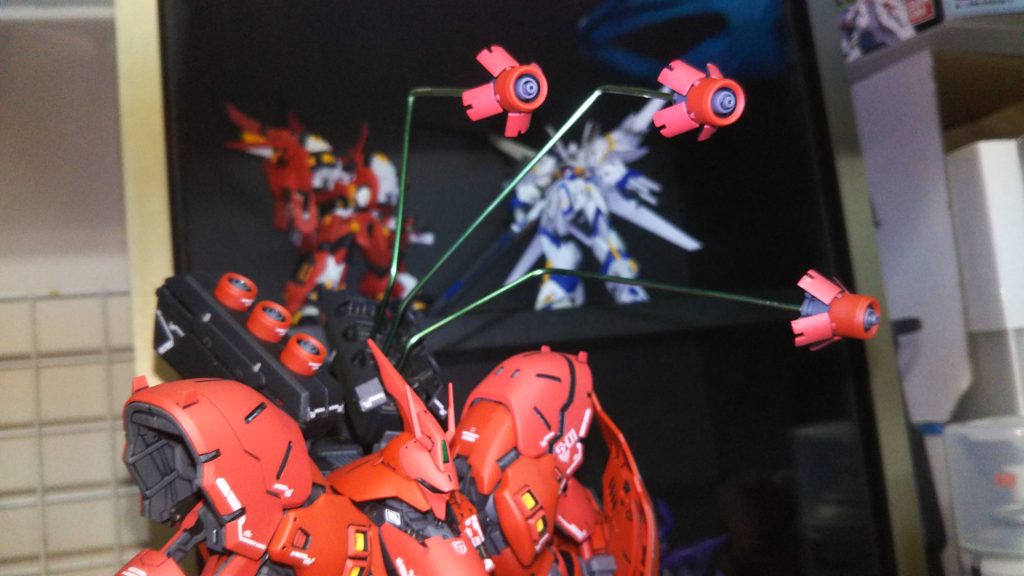 ダイソーの1.5mm針金を使ってのファンネル射出!…なんですが本編ではこんな風に飛ばないw