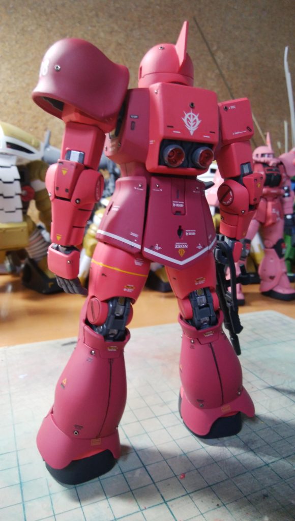 後ろです。塗料はファレホで、筆で塗ってます。ファレホももともと筆で塗ることを前提に作られているので、筆塗りはやりやすいです。エアブラシだと、カップ洗浄から塗装ブースの清掃、作業机の清掃など、とにかく面倒なので、わたし的には筆塗りが一番性に合ってます。