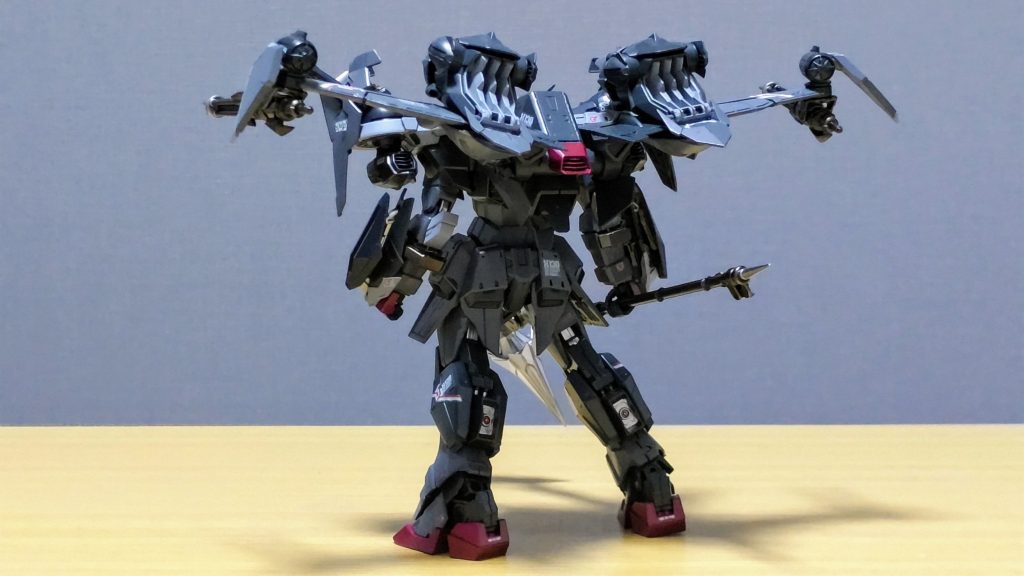 脚部スラスター等、数ヵ所はシルバーで塗装