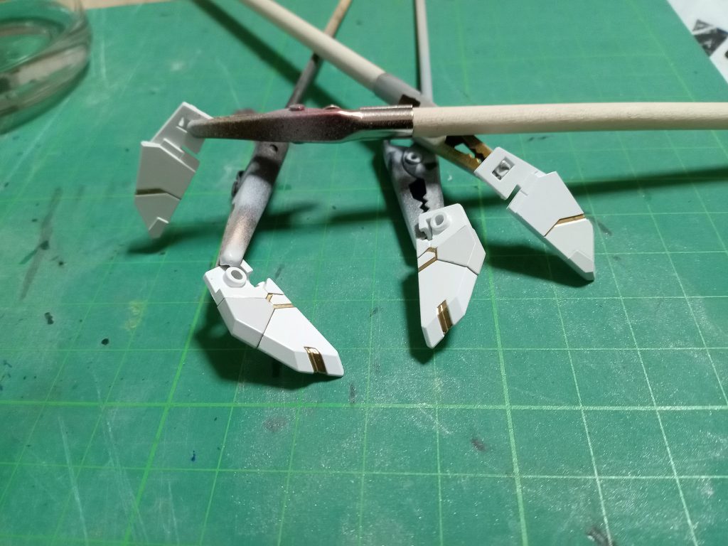 フロント、リアアーマーはゴールドで部分塗装しています。フォーアーティストマーカーは偉大。