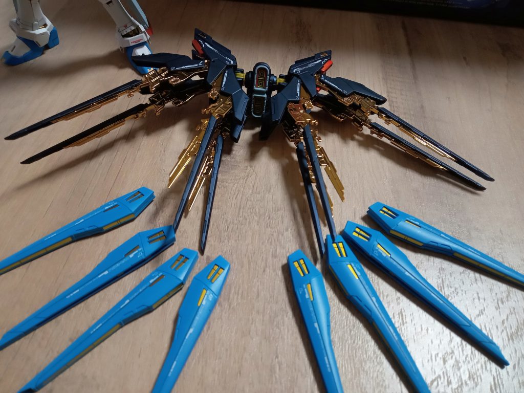 ボディ、バインダー等の黒い部分はプリズムブルーブラックに艶消し仕上げで塗装しました。初めて使う塗料だったので好みの色になるまでが大変でしたが、満足のいく色にできました。