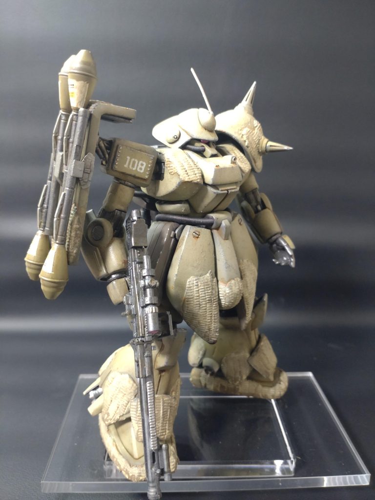 フロントスカートアーマー：プラ板とプラ棒とエポパテで造形サイドスカート：上下に切ってプラ板で延長（たしか５ｍｍ角棒）＋薄いプラ板で箱づくり真ん中のモッコリ：エポパテライフル：リトルアーモリーのMG3KWS