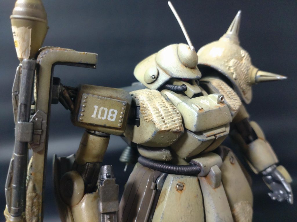 胴体：鎖骨～背中部分、胸、腹にデザインナイフで分割鎖骨～背中：たしか３ｍｍ角棒2本で6mm幅増し。胸：プラ板を四方に貼ってボリューム増し＋プラ角棒やらで装飾腹部分：エポパテでボリューム増しetc二の腕：肩との間にプラ板でスペーサー。ちょっと削って細くする前腕：内側部分にエポパテで少しボリューム増し。外側はキットのまま。手はキットのまま。前腕との間にジャンクパーツのスペーサー 