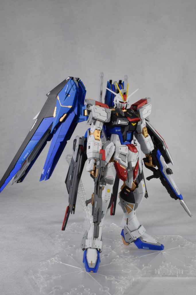 サイドスカートの延長、肩下の小さな装甲は一から作り変え、足の甲の形状変更など少しだけ角ばった雰囲気に変えてます