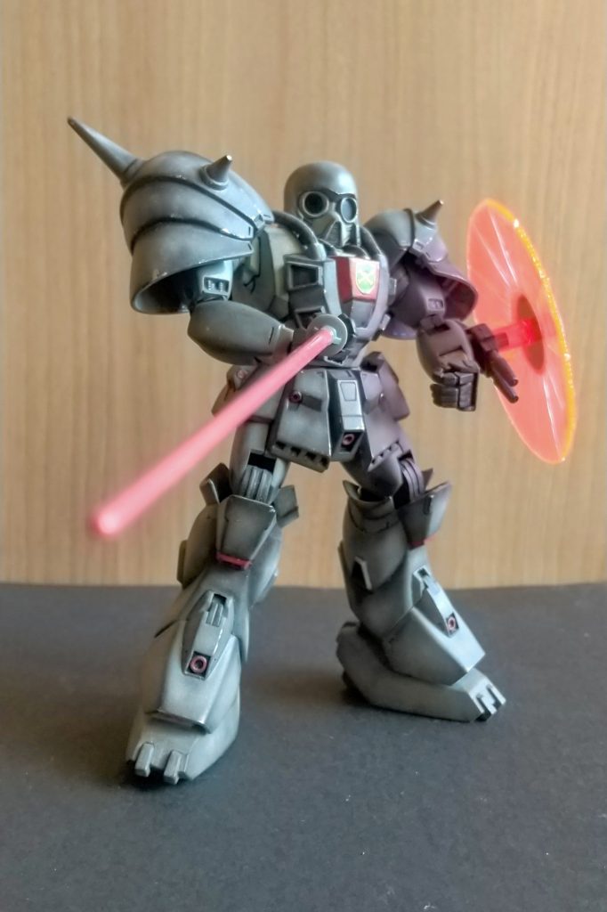 昔のプラモなので可動は厳しめですが、手首にポリキャップが入ってて90度くらい曲がります