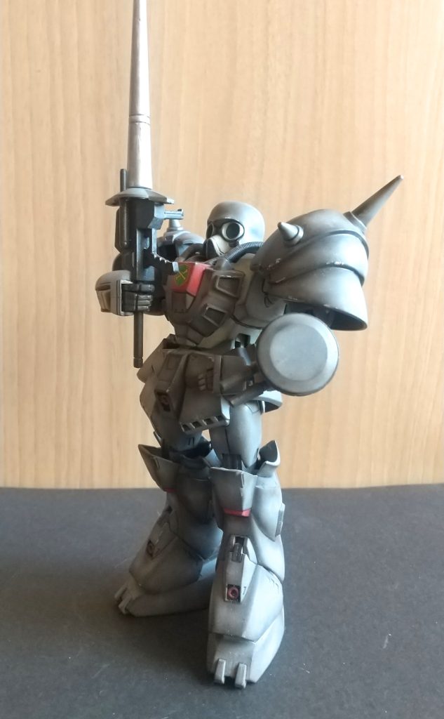 それによって貴族らしく武器を胸の前で構えられたり、