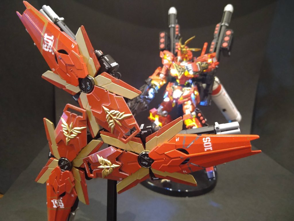 ビームガトリングガンを携行したシールドはインテンション・オートマチック・システムでファンネルのような機能性も有している！3連ディフェンス形態から、3つのシールドを別々に操作するとこも可能である！以上がセラフィムの機体説明であります！