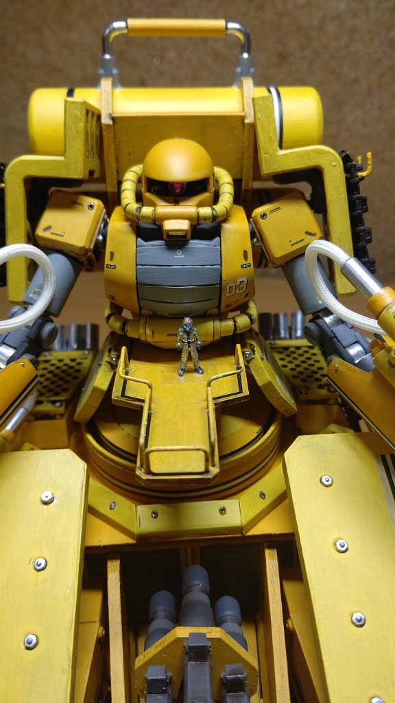 正面アップです。この頃は塗装が下手で、これはファレホのイエローを筆塗りしてましたが、なんともよくないですが、黄色は大好きです。本来コクピットがあるところは、作業用のテラスにしてしまいました。どうやって乗るのかはっきりしません。これをボークスさんに出品して、その後だったと思いますが、なんとなくMU8626を自己サーチしていたら、イタリア(？)のガンプラサイトで、世界中のTwitterやら何やらの投稿画像から、サイトの運営者さんがその週その週で一番の作品を上げて、今週のベスト作品っと紹介していたのに引っ掛かって、確か453週目だったか…、いつの間にか、ベストに選ばれていて、かなりびっくりしました。わたし、才能あるんじゃないか…？と過信し始めるきっかけになりました。この頃は勢いがあって、作る気力もやる気もまんまんでしたので、少し図に乗った感じはしましたが、人から自分の作ったものを褒められるのは本当に嬉しいと思えたのが、このザクタンクでした。まさかイタリアのサイトで評価されるとは思いもしなかったので、今でも嬉しいです(^_^)。