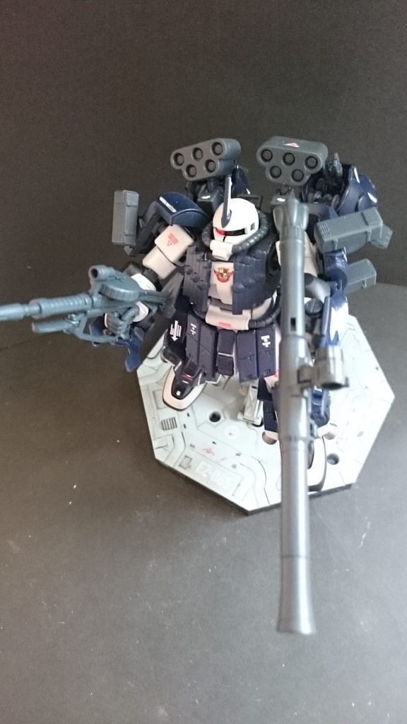 次に武装面では機体各所に搭載ポイントを作ることで大量の火器を持って出撃できるようになった。その分重量が上がっているのだが、宇宙空間では許容量だった。とはいえ問題がないわけではない。大量の武器を搭載できるが、その分分使いまわしが難しくなったが、シャア大佐ならきっとやってくれるはず‼‼