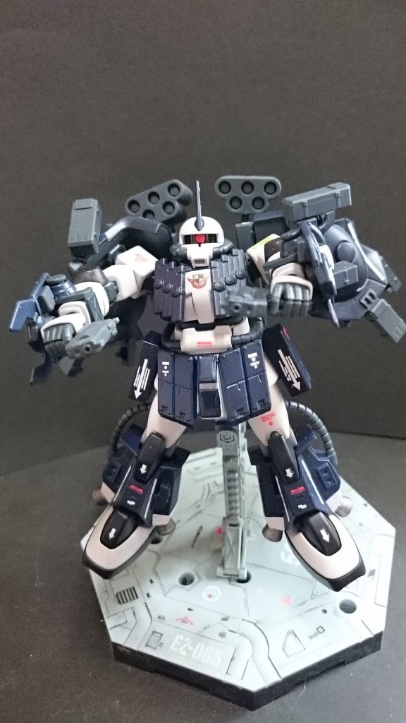 しかも血栓が近いこの時期に新たな機体を一から作る時間もない。そんなことをっ考えていた彼らの目に、シャア専用ザクの姿が目に留まった。ゲルググに乗り換えることでお蔵入りしていた赤い彗星のザク、だれもが無言で回収に取り掛かった。