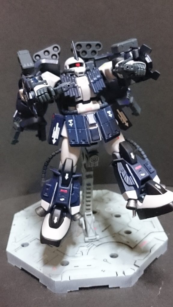 そして、０６Rの足に取り換え、更にはバックパックに大型のブースターを付けることによってとんでもない推進力を得ることが可能になった。追加装甲や武器などで増加した重量を推進力でチャラにするどころかさらなる速度をたたき出すという暴論である。これによって実は三倍ではなく１．３倍であった機体の出力は３倍かそれ以上を達成した。まさに赤い彗星の異名に偽りなしである。まあちょっとやりすぎて例のズタのように自壊の可能性がなくもないが…それでもきっとシャア大佐ならやってくれる…はずである。