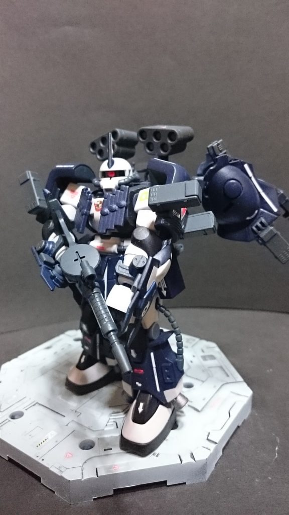 結論は出たのだが、言うは易しというやつである。シャアはこれまで何度となくガンダムとは対戦しているが、そのすべてで敗退している。生半可な機体ではまた撤退する羽目になるだろう。