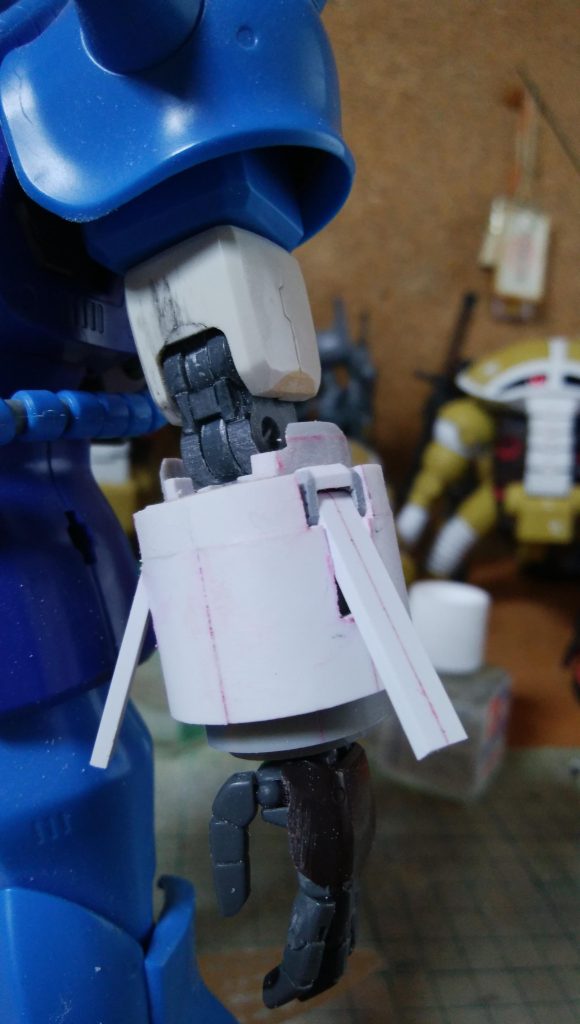 腕ユニットの製作途中です。ロックの爪は肘側に付けて、そちらに合わせる感じで、ユニットを量産していきました。思い出したんですが、ほんの少し左右対称になっていなくて、右と左はもう個別に現物に合わせて作ってました。ロック爪をカットしないで長いままにして、なるべく直角を出しやすくしてました。ユニットできてからカットして、工作完了としました。2018年7月の頃でした。今でも段ボールで、保管しています。コロナ禍で、県外渡航を自粛されていた頃、ボークスのV.K.Mペイントコンテストに行けなくて、オンラインで参加した覚えがあります。全国区でしたので、賞を頂けるほどではなかったですが、コロナ禍で新しい物を作っても仙台に行けなかったのはつらかったです。どうせまだ行けないと思っていて、途中で作るのをやめているものがまだ衣装ケースで眠ってます。あれからコロナもそれほど気にならなくなってはいますが、ぽつりぽつり出てくるので、まだ注意はしておいた方が良さそうですね。コロナで部活も仕事も制限されて、今思い出すと、よく一回も罹患しなかったもんだと思ってます。ちょっと自分の過去作を振り返っています。またそのうち、2018年頃の簡単改造物を出してみます。それでは、失礼します( ノ^ω^)ノ。