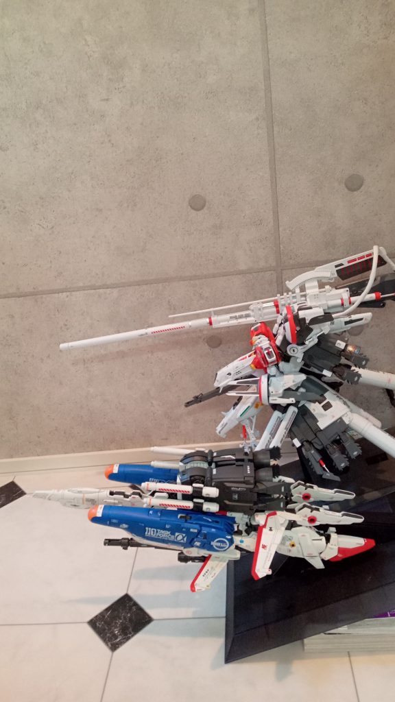 ディープストライカーと並べて。デカイ……