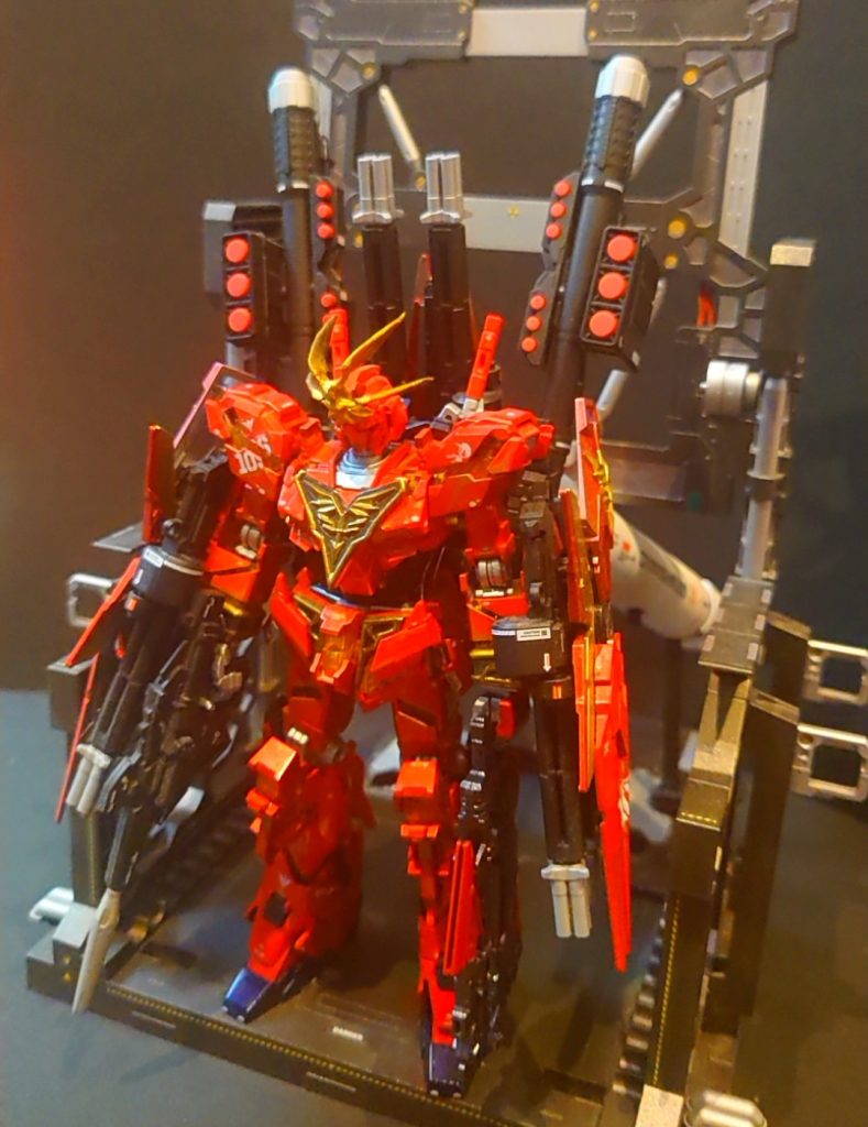 『 オーシャン大尉』私はネオジオン軍官立工廠主任、技術士官ベルツリー・Ｆ・オーシャン大尉であります。先日拿捕した連邦のユニコーンガンダムをフル・フロンタル大佐専用にカスタマイズしました。全身を大佐のパーソナルカラーの赤に胸部、袖、腰部にネオジオンのエングレービングを施しました。