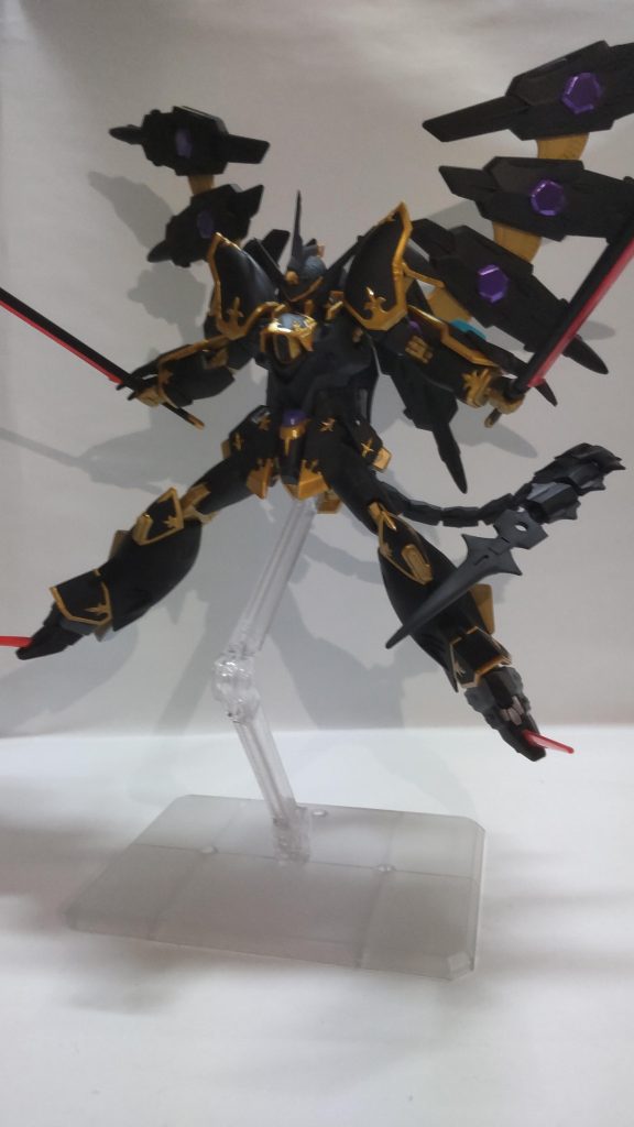翼を展開してネビュラレクイエム発射ポーズ。