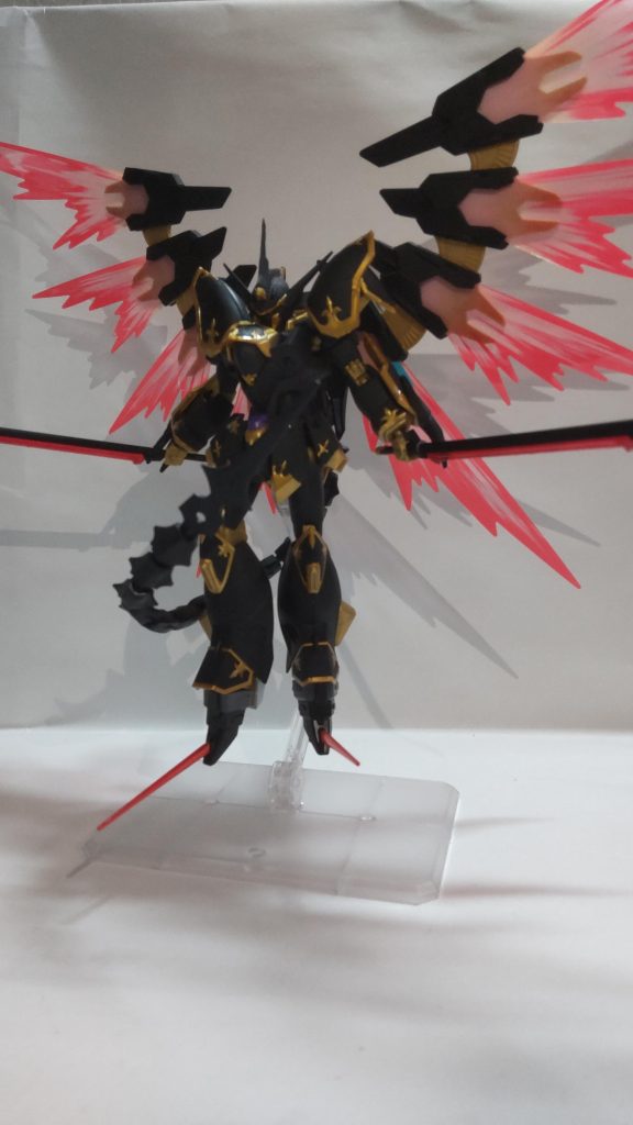 ネビュライーヴルを全て射出させて光の翼を展開させて強化状態の姿。